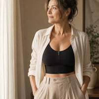 Donna che indossa LIEVA Alto nero sotto una camicia aperta